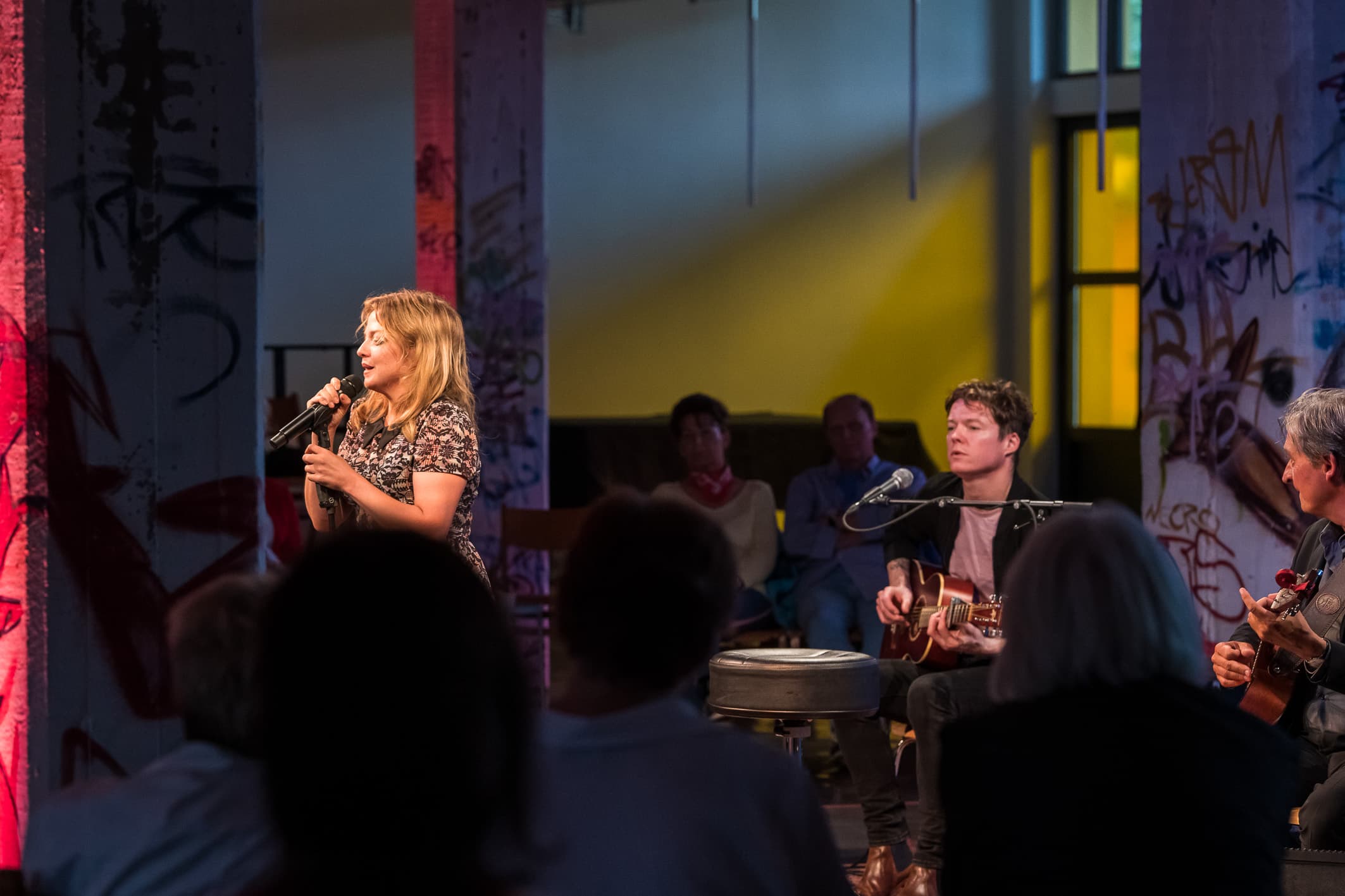 Live-Musik mit Sängerin und Band